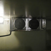神奈川県横浜市の「横浜そごう」様｜バックヤードのプレハブ冷凍庫の冷却機器の入れ替え工事