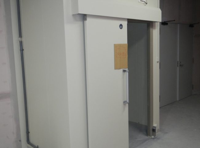 神奈川県横浜市みなとみらいの某銀行｜銀行の研修施設内のゴミ庫冷蔵庫の新設工事