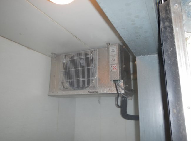 神奈川県藤沢市の某煎餅屋｜プレハブ冷凍庫の冷却機サイクル交換