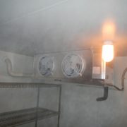 神奈川県三浦市の宿泊施設（某ホテル）｜プレハブ冷凍庫の冷却機交換