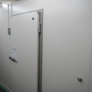 横浜市西区の某業務用の八百屋｜プレハブ冷蔵庫の新設工事