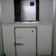 神奈川県藤沢市の某魚卸業｜プレハブ型の製氷機の入れ替え工事