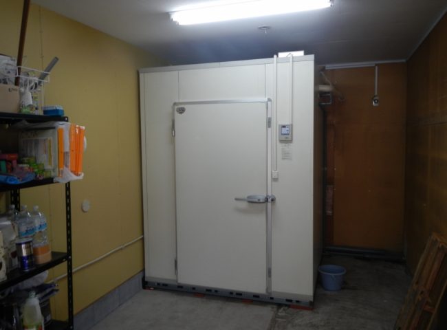 神奈川県藤沢市の「ステーキハウス・俵」様｜中古パネルの冷却機器設置
