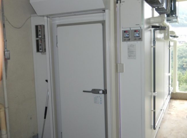 神奈川県相模原市の某警備協会｜研修センター内のプレハブ冷凍・冷蔵庫の新設工事