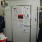 神奈川県横須賀市の某寿司屋｜プレハブ冷凍庫の入れ替え工事