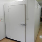 東京都渋谷区の八百屋「ベジコベジオ」様｜プレハブ冷蔵庫の新設工事