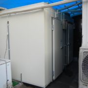 プレハブ冷凍・冷蔵庫の新設工事｜神奈川県横浜市のそば屋にて組み立て工事