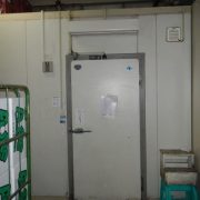 既設プレハブ冷蔵庫の移設と再稼働＋ホシザキ新規室外機導入｜神奈川県伊勢原市 食品スーパーでの冷蔵設備リユース施工