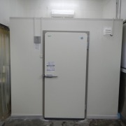 【神奈川県大和市】セントラルキッチン内にプレハブ冷蔵庫を新設｜食品衛生・省エネ・作業性を兼ね備えた業務用仕様