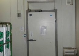 断熱パネルで構成された業務用プレハブ冷蔵庫の出入口｜気密性の高いバックヤード冷蔵設備
