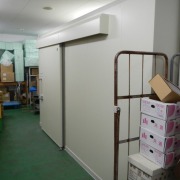 【神奈川県座間市】惣菜・弁当工場のバックヤードにプレハブ冷蔵庫を新設｜高断熱パネル＆省エネ設計で衛生環境と効率を両立