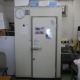 神奈川県逗子市の寿司店厨房に新設されたプレハブ冷蔵庫。限られた作業スペースに効率的に設置され、周囲には流し台や事務設備も共存している