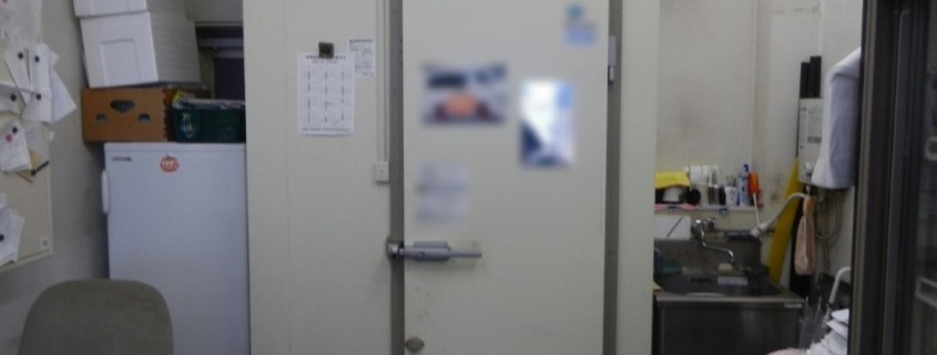 神奈川県逗子市の寿司店厨房に新設されたプレハブ冷蔵庫。限られた作業スペースに効率的に設置され、周囲には流し台や事務設備も共存している