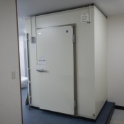 【神奈川県茅ヶ崎市】介護施設の厨房にプレハブ冷蔵庫を新設｜衛生管理・省エネ・作業効率を両立した業務用冷蔵設備