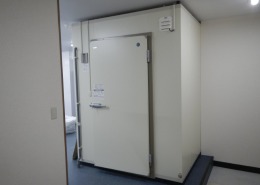 介護施設の厨房内に新設されたプレハブ冷蔵庫の外観。断熱パネル仕様で高気密設計の業務用冷蔵庫