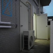 【神奈川県茅ヶ崎市】介護施設の厨房にプレハブ冷蔵庫を新設｜衛生管理・省エネ・作業効率を両立した業務用冷蔵設備