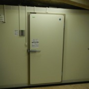 【神奈川県伊勢原市】惣菜店バックヤードにプレハブ冷蔵庫を新設｜衛生管理・省エネ・作業効率を両立した業務用冷蔵設備