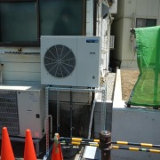 【神奈川県伊勢原市】惣菜店バックヤードにプレハブ冷蔵庫を新設｜衛生管理・省エネ・作業効率を両立した業務用冷蔵設備