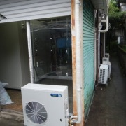 【神奈川県厚木市】精肉店バックヤードにプレハブ冷蔵庫を新設｜衛生管理と温度安定性を重視した業務用冷蔵設備