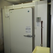 【神奈川県小田原市】飲食店バックヤードにホシザキ製プレハブ冷凍・冷蔵庫を新設｜業務用冷蔵設備施工事例