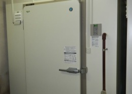 神奈川県小田原市の飲食店バックヤードに設置されたホシザキ製プレハブ冷蔵庫
