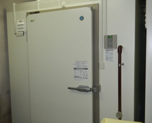 神奈川県小田原市の飲食店バックヤードに設置されたホシザキ製プレハブ冷蔵庫