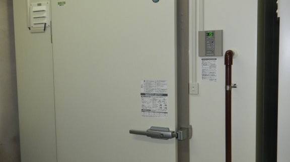 神奈川県小田原市の飲食店バックヤードに設置されたホシザキ製プレハブ冷蔵庫