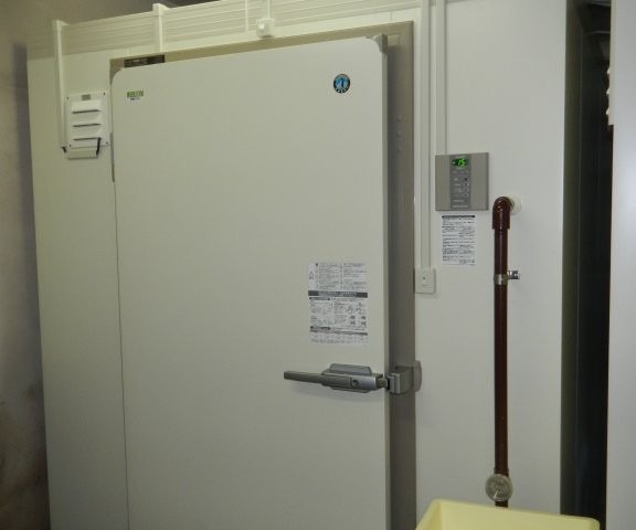 【神奈川県小田原市】飲食店バックヤードにホシザキ製プレハブ冷凍・冷蔵庫を新設｜業務用冷蔵設備施工事例