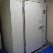 【神奈川県藤沢市】精肉店バックヤードにホシザキ製プレハブ冷蔵庫を新設｜業務用冷蔵設備施工事例