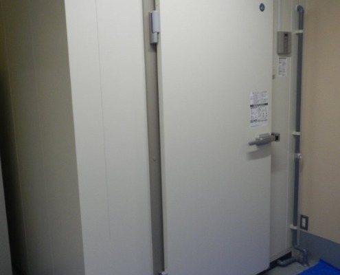 神奈川県藤沢市の精肉店バックヤードに設置されたホシザキ製プレハブ冷蔵庫