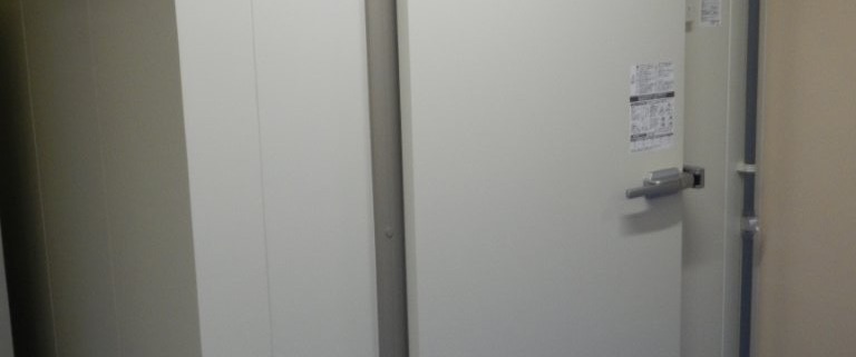 神奈川県藤沢市の精肉店バックヤードに設置されたホシザキ製プレハブ冷蔵庫