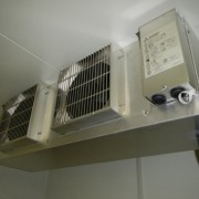 【神奈川県大和市】大手飲食店バックヤードにホシザキ製プレハブ冷蔵庫を新設｜業務用冷蔵設備施工事例