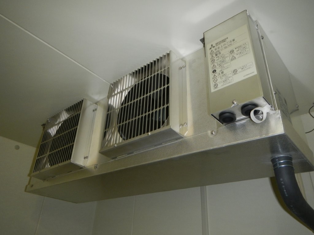 神奈川県大和市の大手飲食店プレハブ冷蔵庫に設置された大型ツインファンユニットクーラー