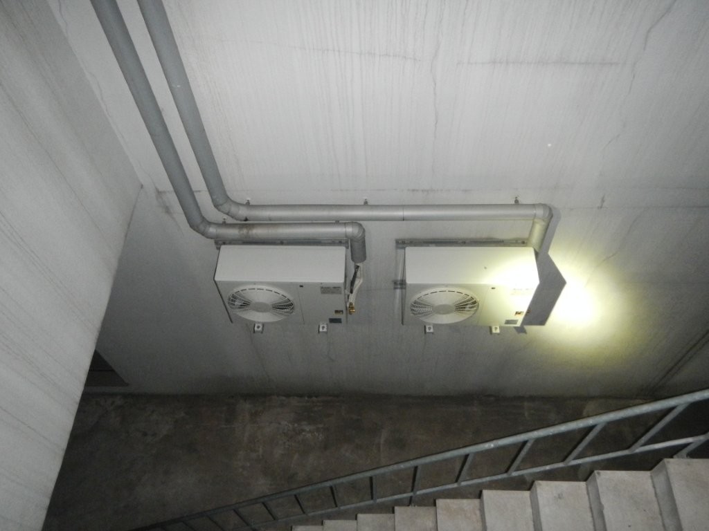 神奈川県大和市の飲食店バックヤード冷蔵設備に設置されたコンデンシングユニット2台
